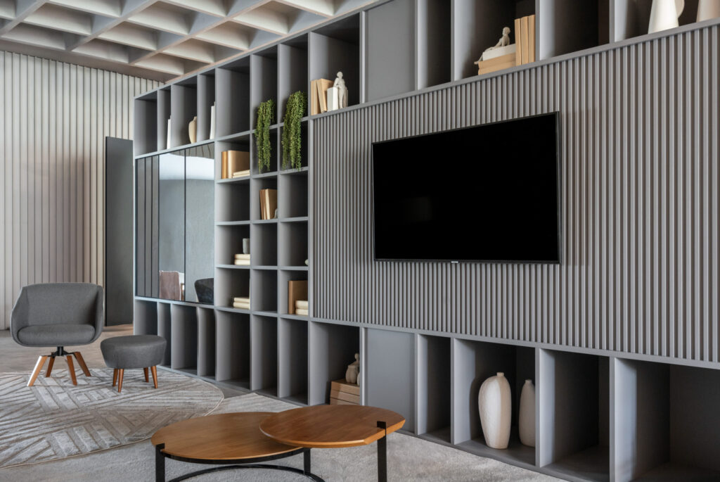 Living com painel e estante planejada
