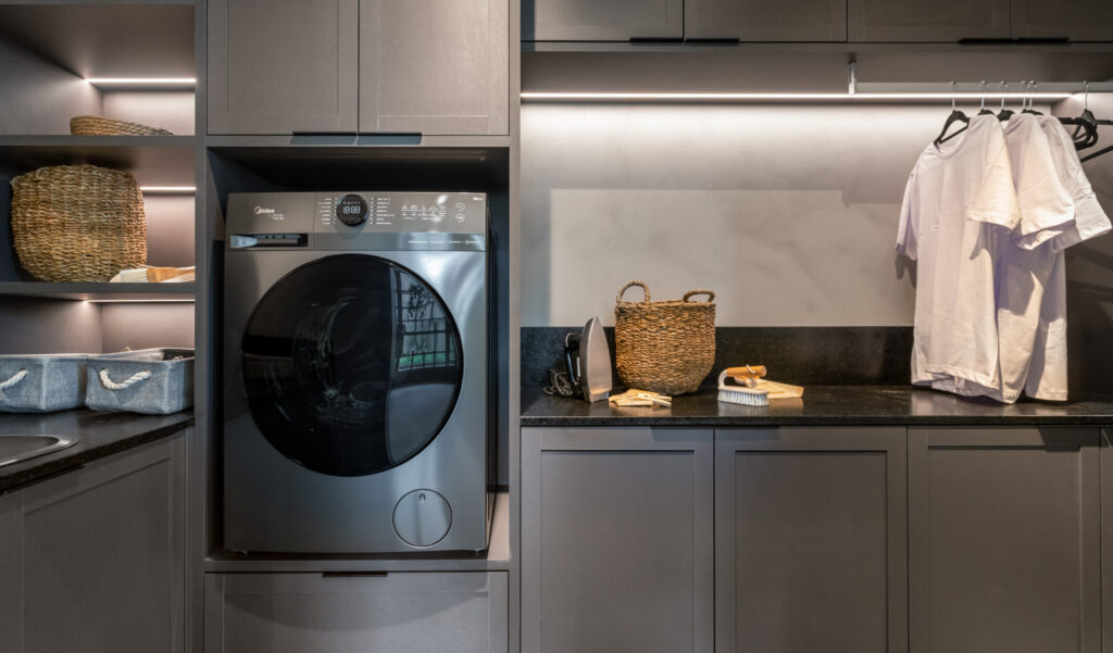 Cozinha planejada com armários até o teto